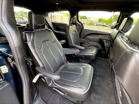 Used 2025 Chrysler Pacifica Limited FWD image 27