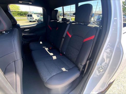 Used 2024 Chevrolet Colorado Z71 w/ Z71 Convenience Package 2 AWD/4WD image 18