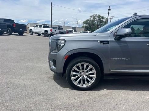Used 2022 GMC Yukon XL Denali w/ Denali Premium Package AWD/4WD image 4