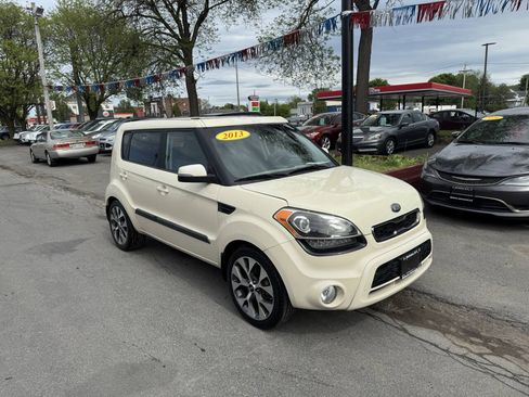 Used 2013 Kia Soul ! FWD image 2