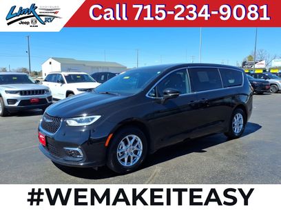 Used 2025 Chrysler Pacifica Select