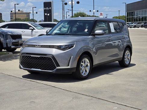 Used 2025 Kia Soul LX w/ LX Technology Package FWD image 2