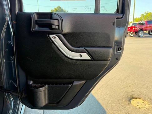 Used 2017 Jeep Wrangler Unlimited Rubicon w/ Cold Weather Group AWD/4WD image 25
