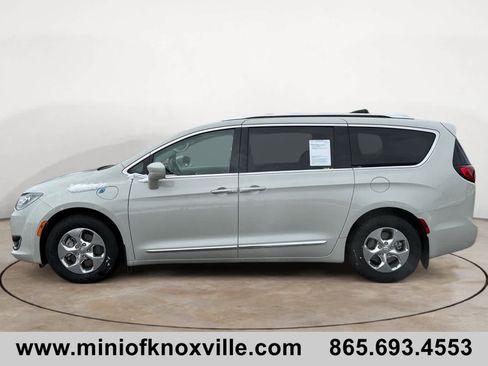 Used 2020 Chrysler Pacifica Touring-L image 6