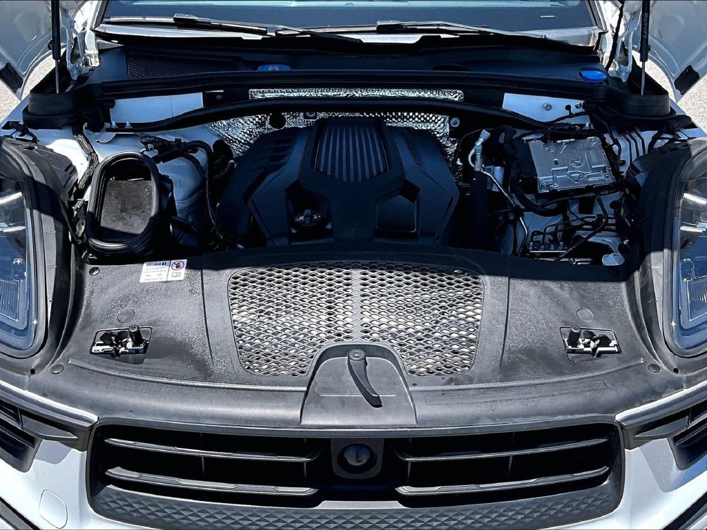 Certified 2024 Porsche Macan AWD/4WD image 18