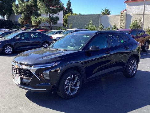 Used 2025 Chevrolet Trax LT w/ LT Convenience Package image 5