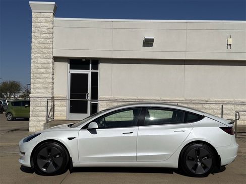 Used 2023 Tesla Model 3 Standard Range image 3