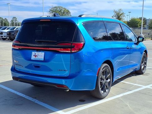 New 2026 Chrysler Pacifica Limited image 7
