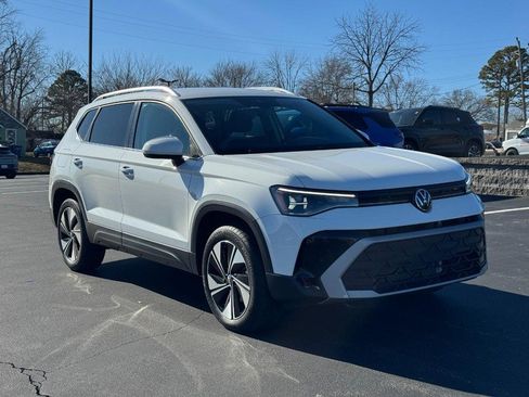 Used 2025 Volkswagen Taos SE image 2