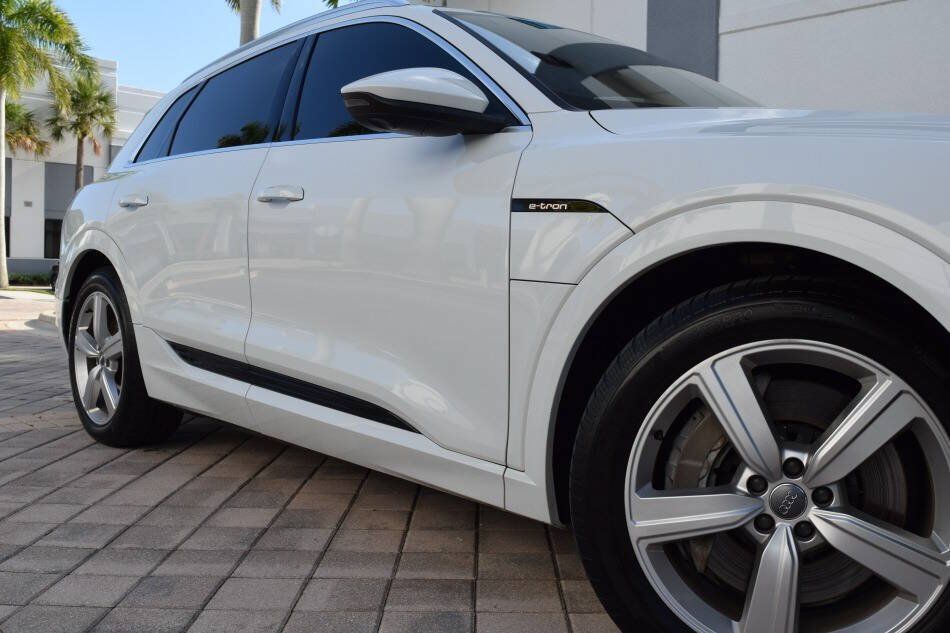 Used 2019 Audi e-tron Prestige w/ Prestige Package AWD/4WD image 15