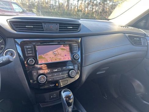 Used 2018 Nissan Rogue SV w/ Premium Package image 14