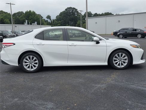 Used 2018 Toyota Camry LE FWD image 4