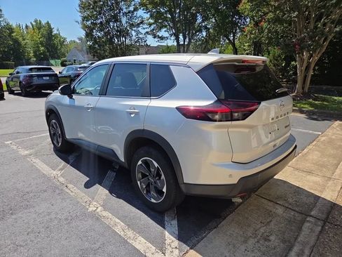 Used 2025 Nissan Rogue SV FWD image 2