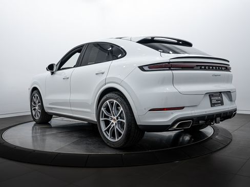 Certified 2025 Porsche Cayenne Coupe image 3