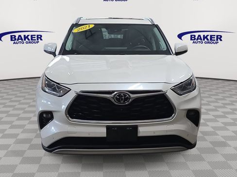 Used 2021 Toyota Highlander Platinum FWD image 2
