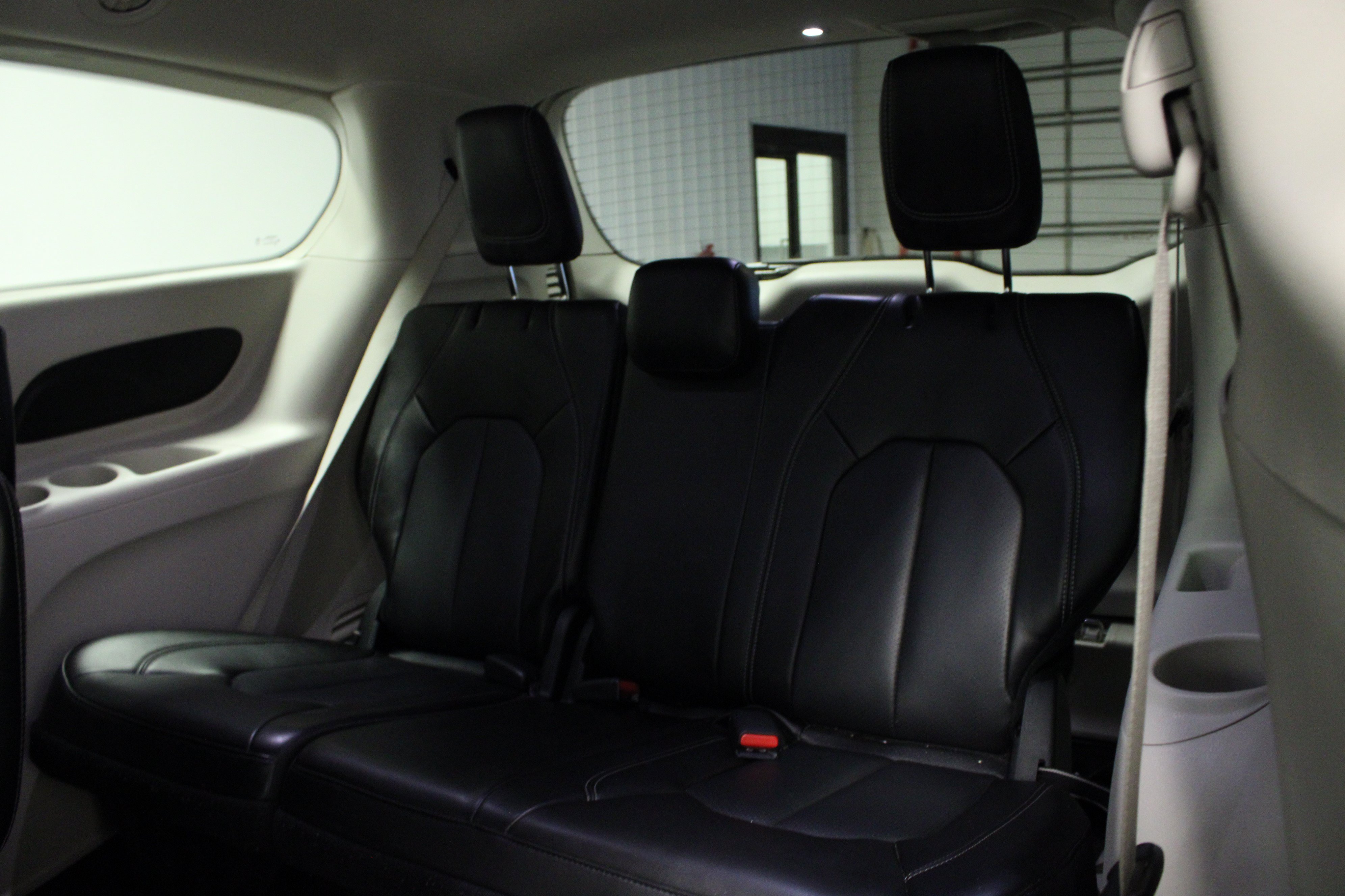 Used 2023 Chrysler Pacifica Touring-L FWD image 14