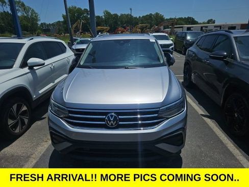 Used 2023 Volkswagen Tiguan SE FWD image 2