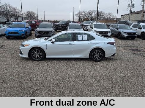 Used 2022 Toyota Camry XLE image 3