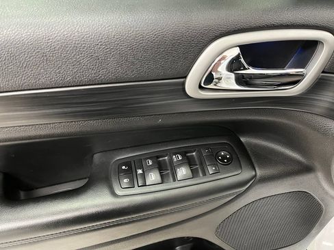 Used 2020 Jeep Grand Cherokee Laredo AWD/4WD image 24