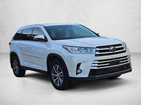 Used 2019 Toyota Highlander XLE AWD/4WD image 3