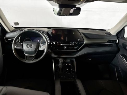 Used 2024 Toyota Highlander XLE AWD/4WD image 12