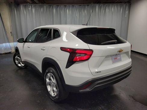 Used 2025 Chevrolet Trax LS w/ LS Convenience Package image 6
