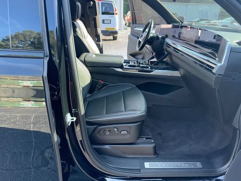 Used 2025 Cadillac Escalade ESV Sport AWD/4WD image 32