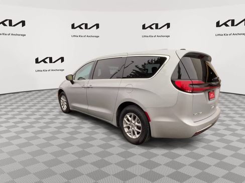 Used 2024 Chrysler Pacifica Touring-L FWD image 8