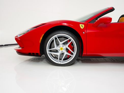 Used 2021 Ferrari F8 Tributo image 12