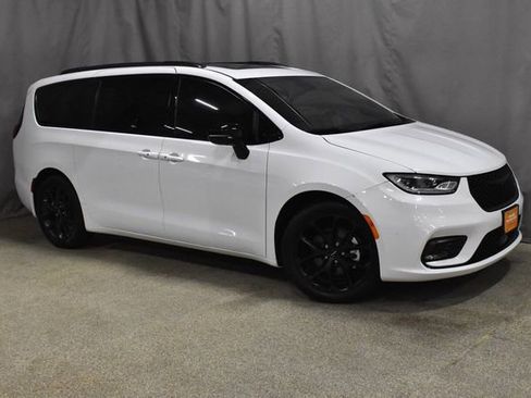 Certified 2025 Chrysler Pacifica Limited image 4