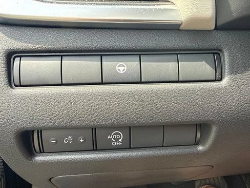 Used 2023 Nissan Rogue SV AWD/4WD image 18