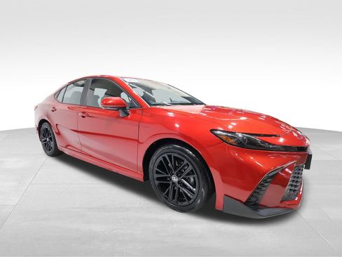 Used 2025 Toyota Camry LE image 6