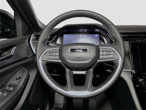 New 2025 Jeep Grand Cherokee Altitude image 7