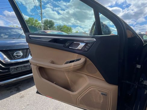 Used 2018 Porsche Macan Sport Edition AWD/4WD image 19