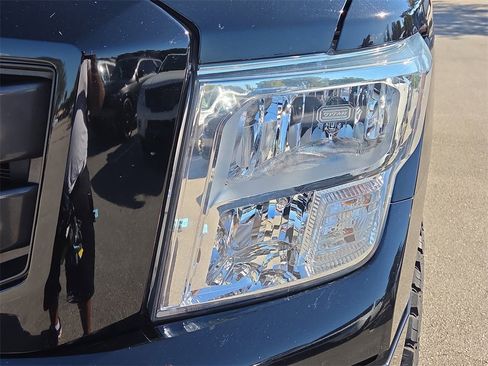 Used 2021 Nissan Titan SV w/ SV Convenience Package image 11