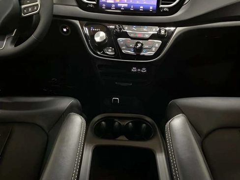 Used 2025 Chrysler Pacifica Select FWD image 14