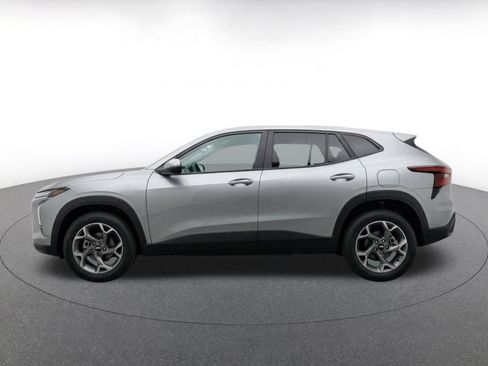 Used 2025 Chevrolet Trax LT FWD image 4