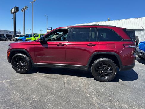Used 2024 Jeep Grand Cherokee Altitude image 3