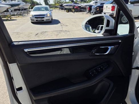 Used 2018 Porsche Macan AWD/4WD image 13