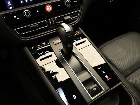 Used 2025 Porsche Macan image 29