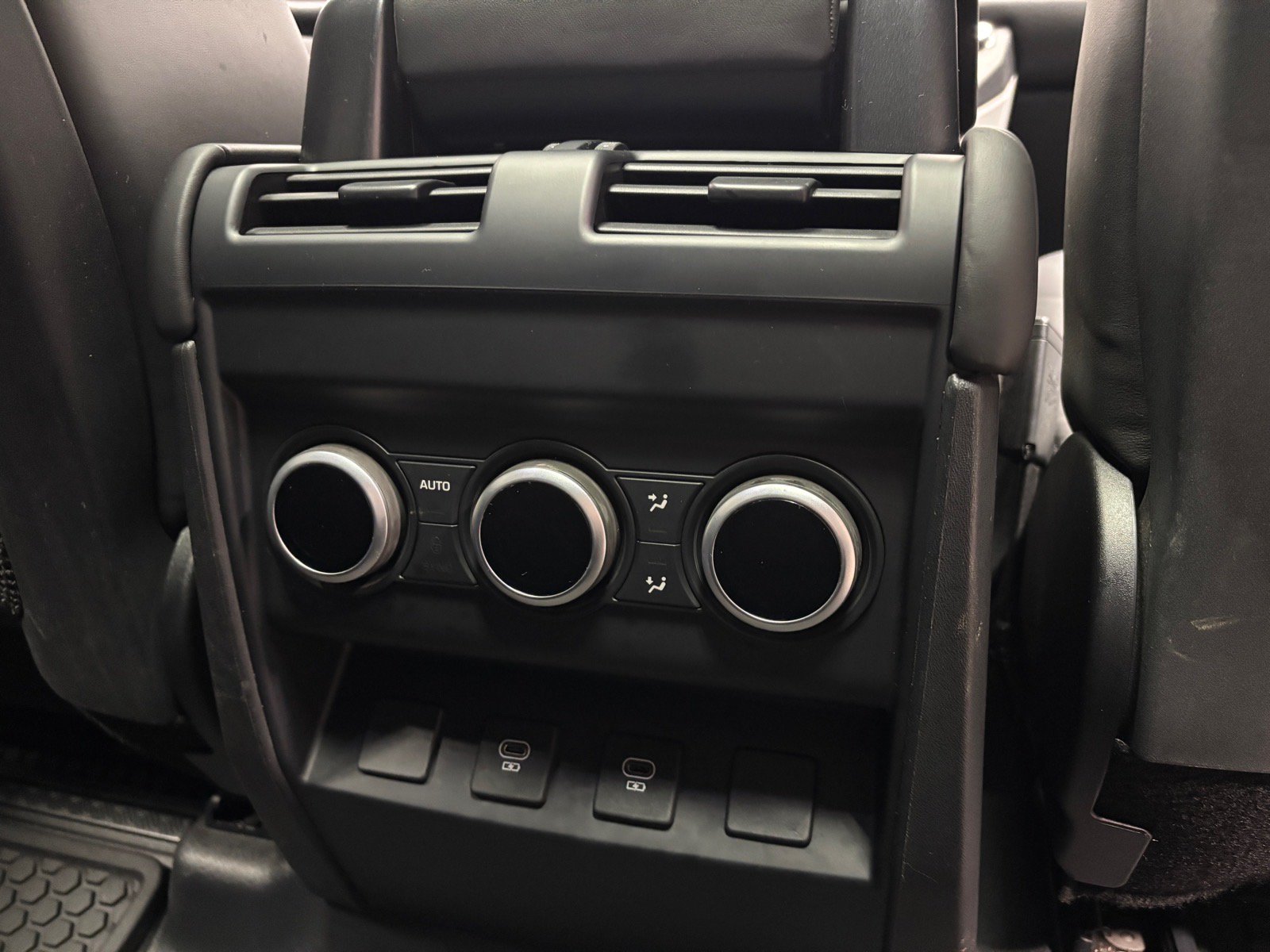 New 2025 Land Rover Defender 110 X-Dynamic SE AWD/4WD image 36