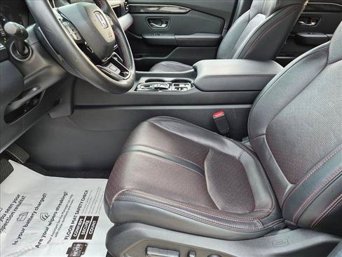 Used 2025 Honda Pilot Black Edition image 16
