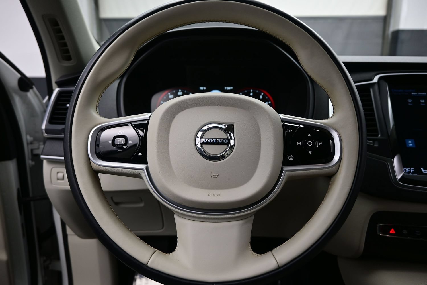 Used 2020 Volvo XC90 T6 Momentum w/ Protection Package Premier AWD/4WD image 24