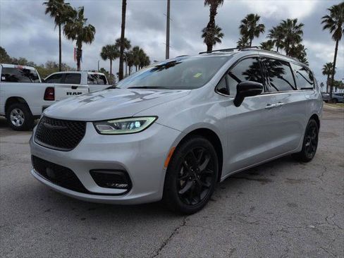 Certified 2024 Chrysler Pacifica Touring-L w/ S Appearance Package image 8