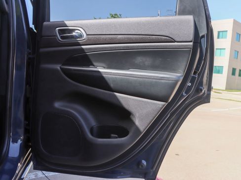 Used 2017 Jeep Grand Cherokee Altitude RWD image 10