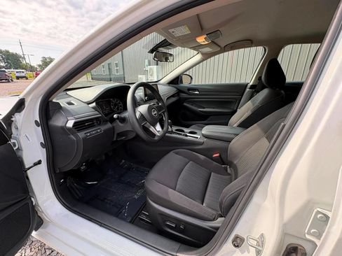 Used 2025 Nissan Altima 2.5 SV FWD image 9
