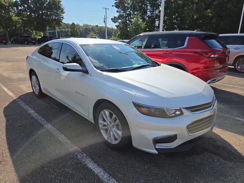 Used 2018 Chevrolet Malibu LT FWD image 1
