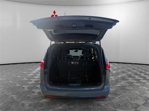 Used 2021 Chrysler Pacifica Limited w/ Uconnect Theater Family Group image 9