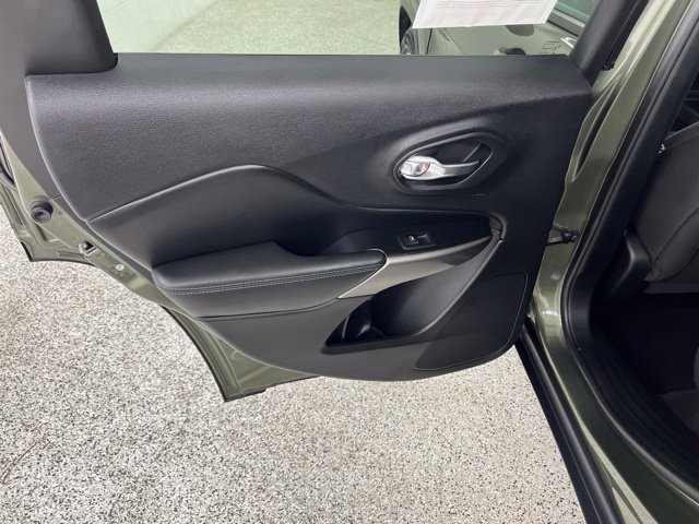 Used 2021 Jeep Cherokee Latitude FWD image 25