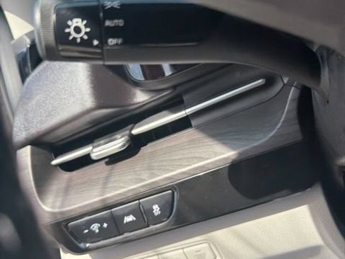 Used 2023 Kia Carnival EX FWD image 20
